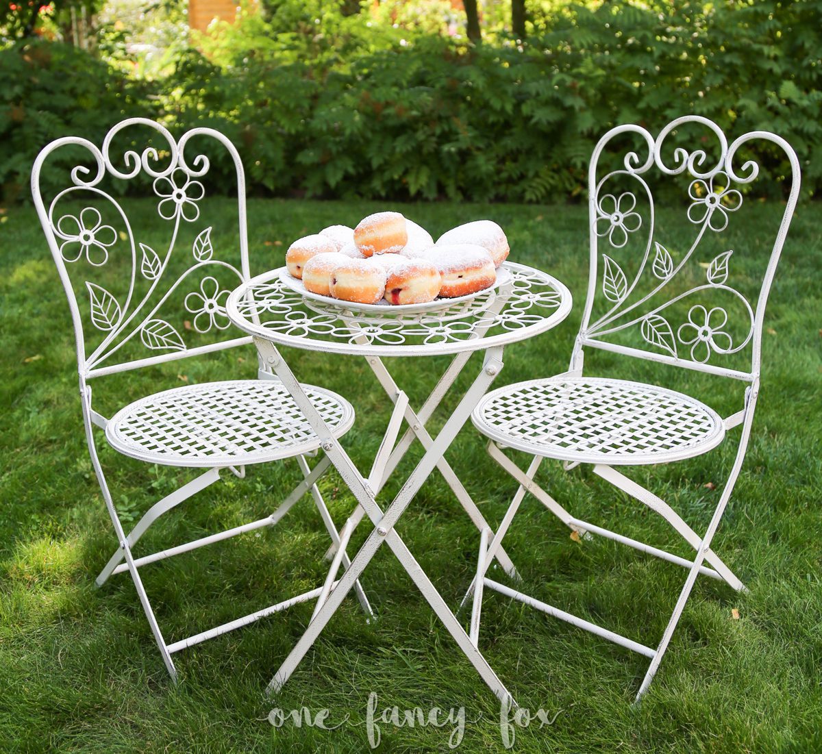 Vintage Tisch und 2 Stühle für Kinder mieten bei One Fancy Fox, Verleih für Hochzeitsdekoration und Kleinmobiliar
