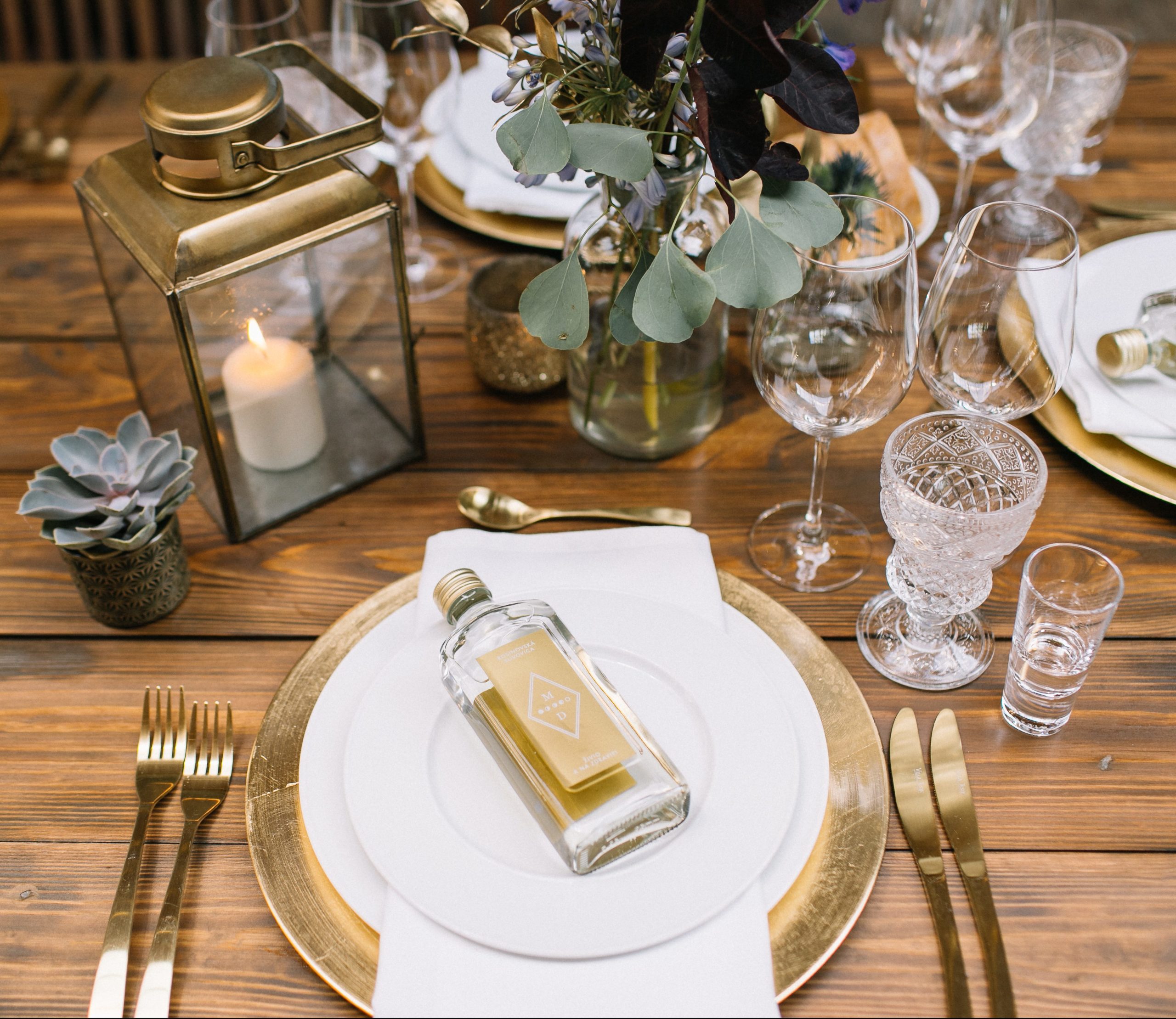 Unterteller als Tischdekoration Ø 33 cm Dekoteller für Hochzeit COM-FOUR® 4x Platzteller in goldfarben Shabby Chic Familienfeier oder Weihnachten